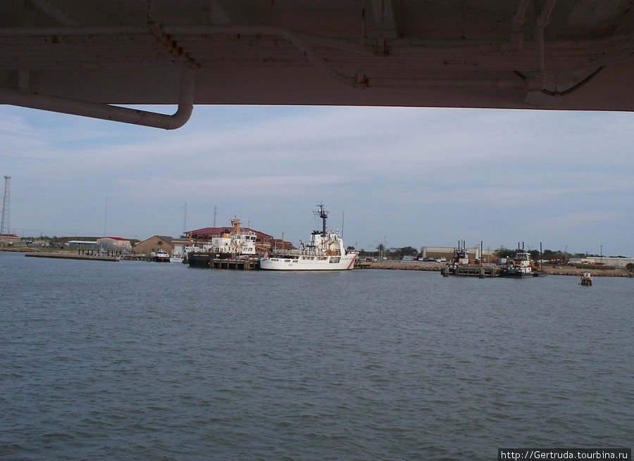 Вид с нижней палубы на полуостров Боливар, на переднем плане корабль береговой охраны. Гэлвестон, CША