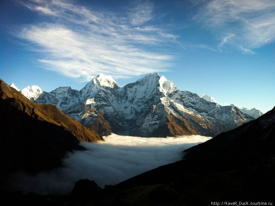 над облаками Гора Эверест (8848м), Непал