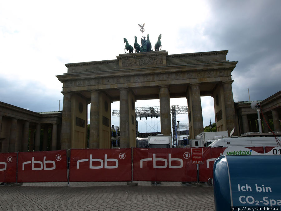Бранденбурские ворота -символ восточного Берлина находятся на Парижской площади рядом с Рейхстагом Берлин, Германия