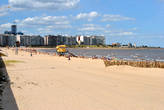 Вот такой он пляж Монтевидео: белый песок, за которым сразу начинаются дома. Местная Копакобана