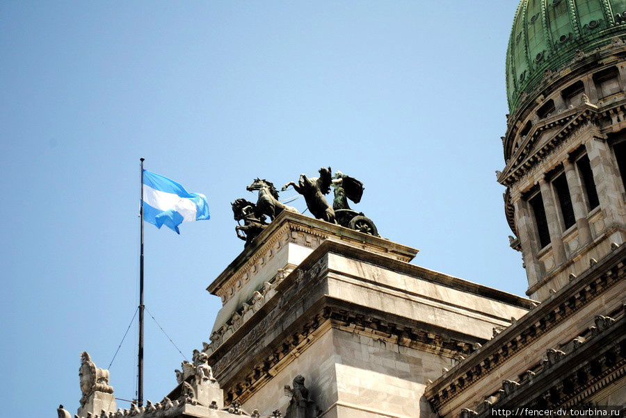 За флагом колесница, напомнившая мне ту, что венчает Бранденбургские ворота в Берлине. Буэнос-Айрес, Аргентина