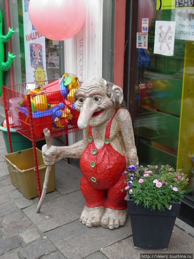 Тот — же тролль, но, почему — то, в красных штанишках. Ставангер, Норвегия