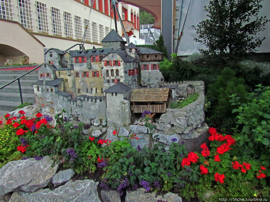 возле ратуши есть довольно крупный макет замка Вадуц, Лихтенштейн