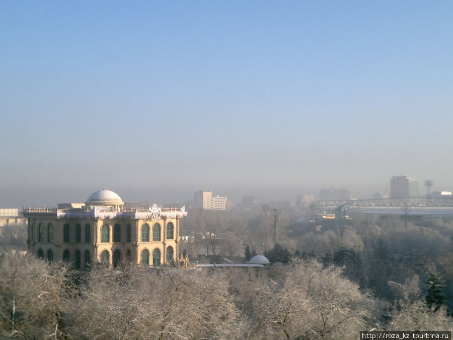 зимний, морозный, солнечный день и алматинский традиционный смог Алматы, Казахстан