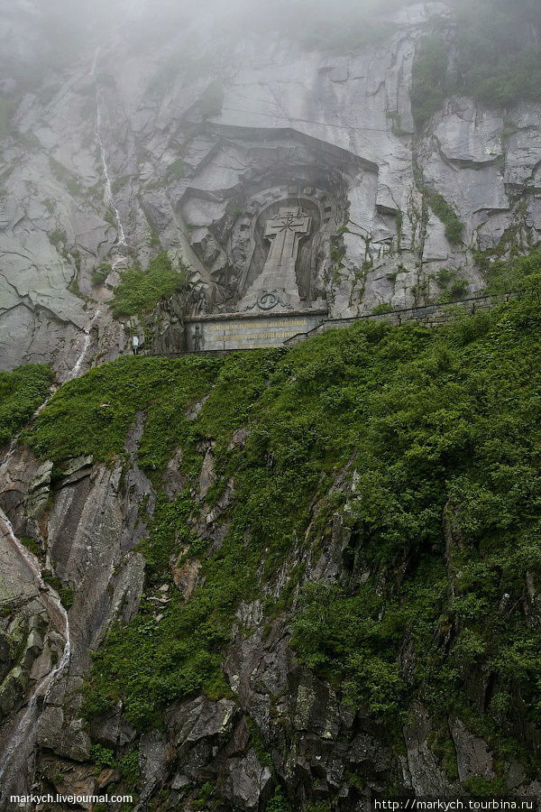 Неподалеку от моста в скале высечен 12-метровый крест. Монумент был создан в 1898 году по инициативе и на деньги князя Голицына. Андерматт, Швейцария