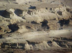 Удивительный рельеф пустыни у подножия Масады