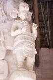 La Torre. Искусно сделанные фигуры человека покрывают верхнюю часть пасти монстра.