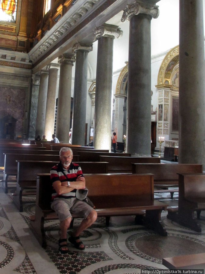 В барочном центральном нефе находится колоннада из 22-х колонн ионического ордера взятых из терм Каракаллы.(Википедия) Рим, Италия