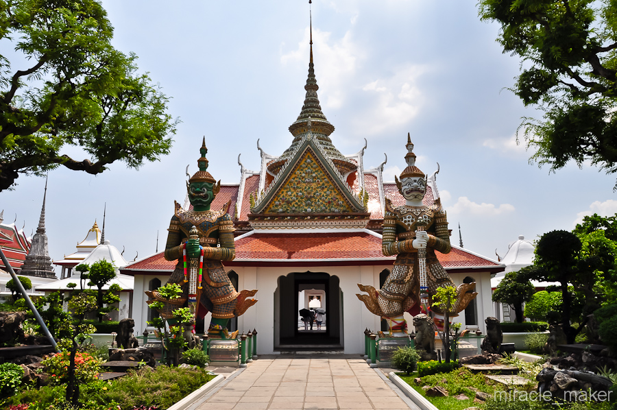 Центральный вход в Ват Арун. Сейчас это действующий монастырь. Бангкок, Таиланд