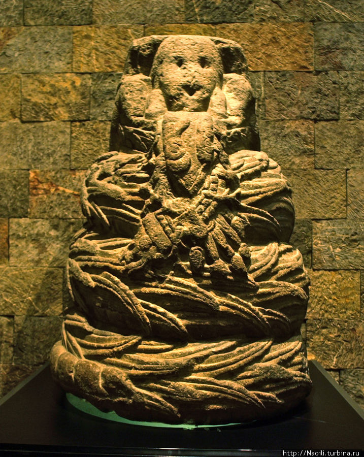 Бог Кетзалькоатл или Эйекатл, Пернатый змей или ветер. (У меня нашлась слабенькая фото из музея, если найду лучше заменю) Мехико, Мексика