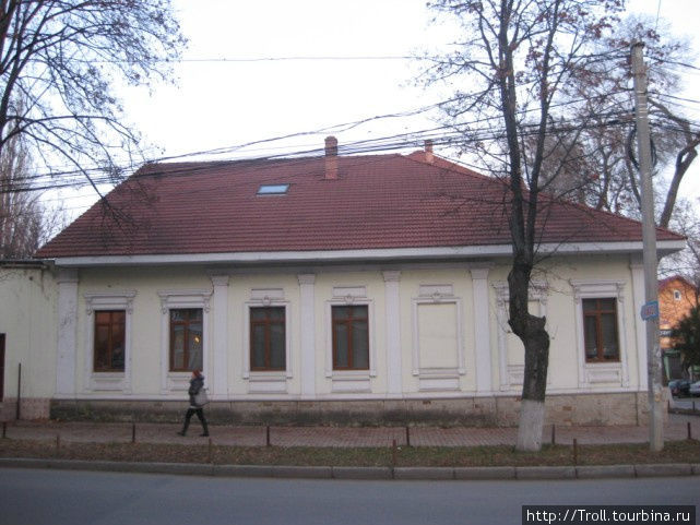 Кабы не стеклопакеты на крыше и в окнах — был бы обычный дом в райцентре, и не скажешь, что до проспекта чел Маре метров 100 Кишинёв, Молдова