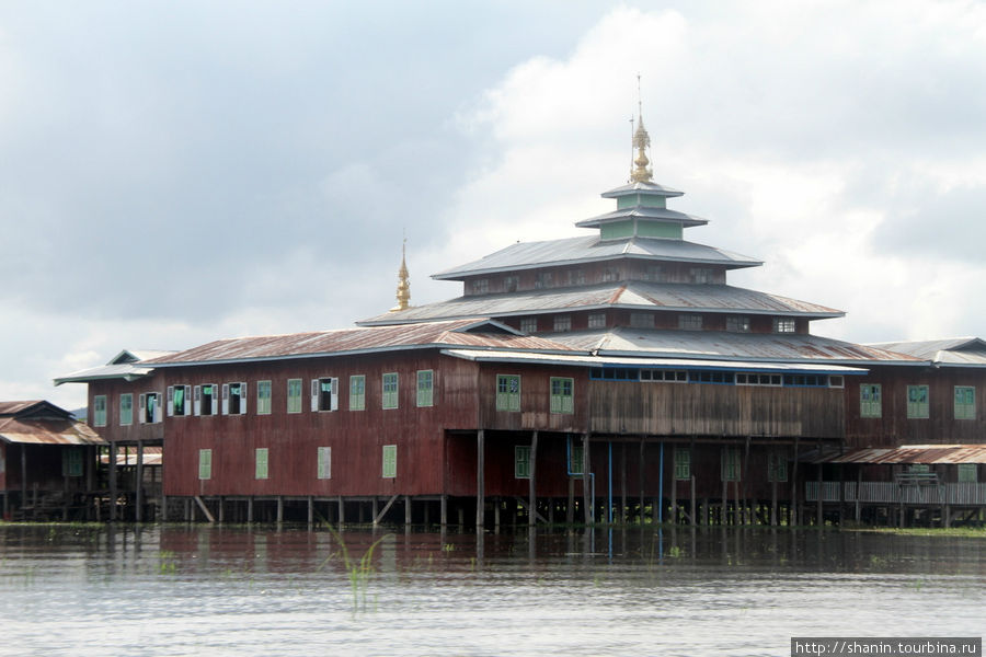 Большой деревянный монастырь на озере Инле Ньяунг-Шве, Мьянма