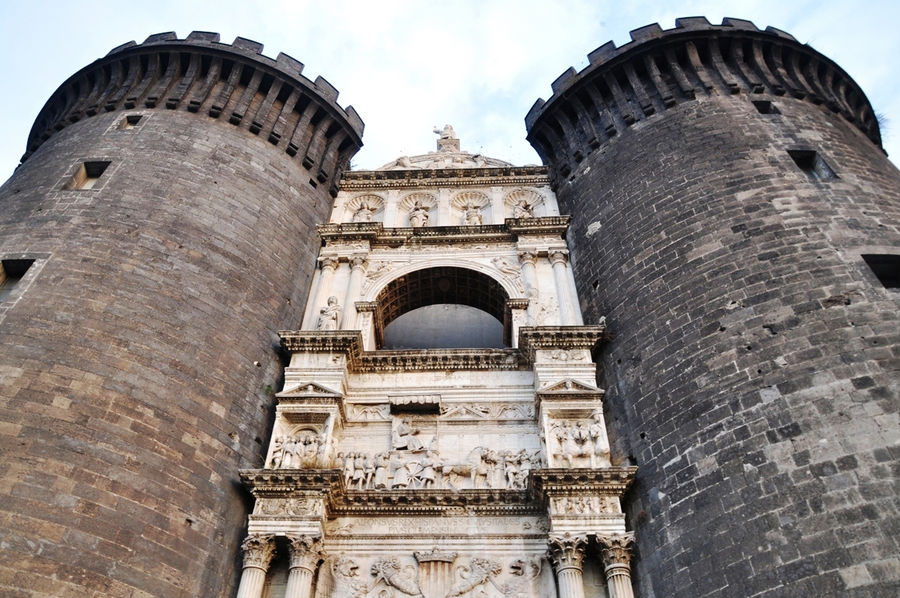 Триумфальная арка Замка Неаполь, Италия