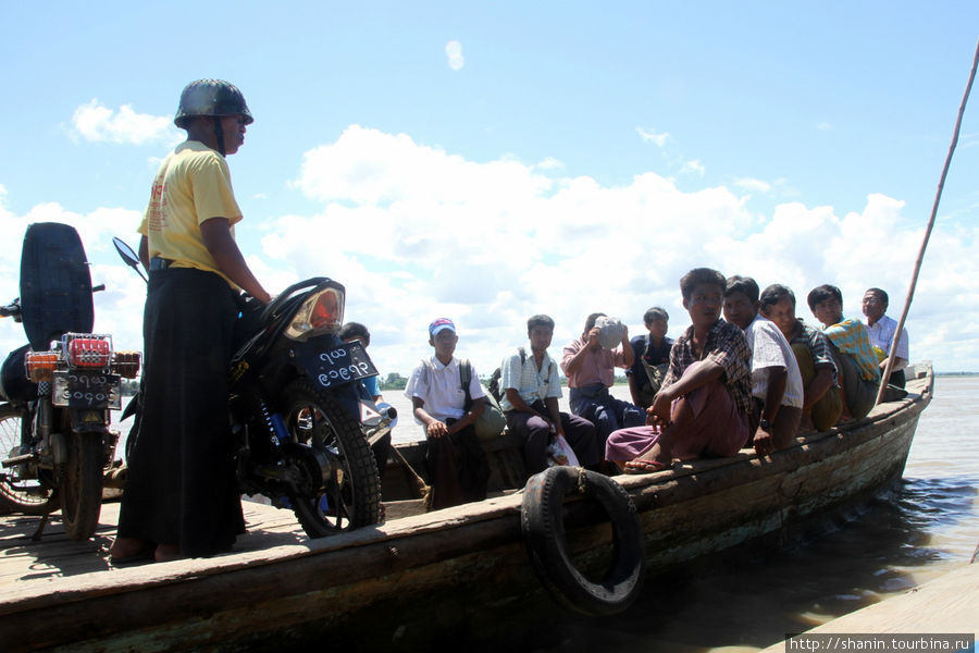 Лодка для местных — как всегда забита битком Монива, Мьянма