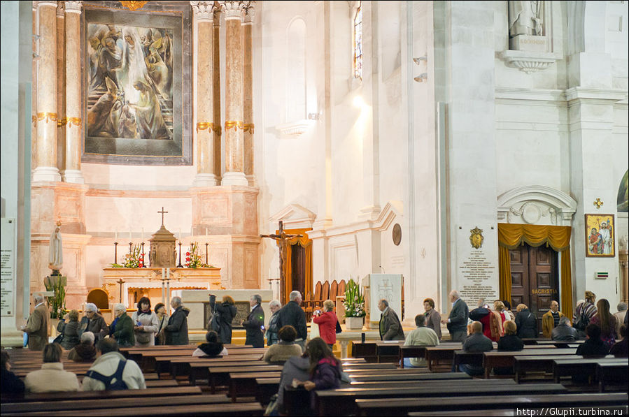 Внутреннее убранство базилики. Фатима, Португалия