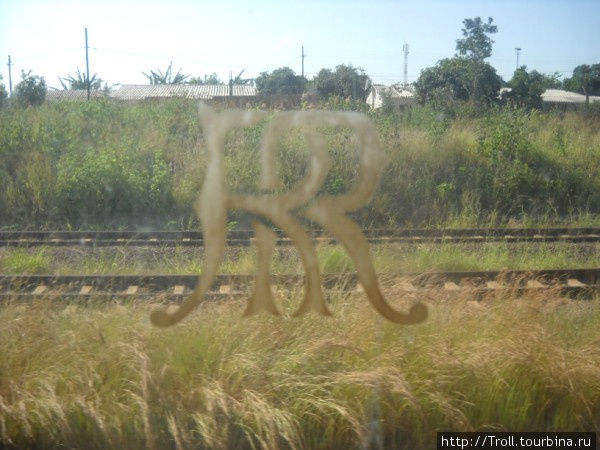 На стеклах есть еще вензеля Родезийские железные дороги, что говорит нам сразу о возрасте состава Зимбабве
