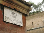 Улица, идущая вдоль Ватиканской стены. Стена по-итальянски — мура (слово замуровать — оттуда же)