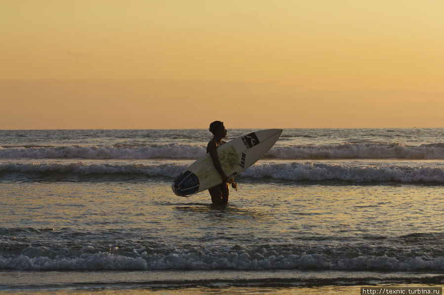 Волны изумительные. Для сёрфинга, может, маловаты, но для купания — просто сплошное удовольствие. Монтанита, Эквадор