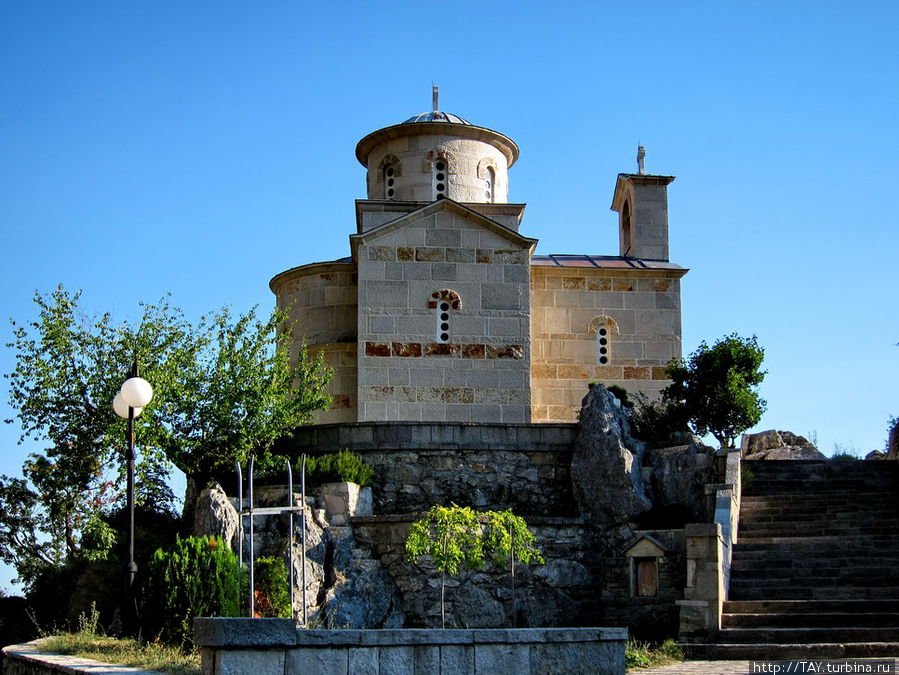 храм внизу у подъёма в монастырь монастырь Острог, Черногория
