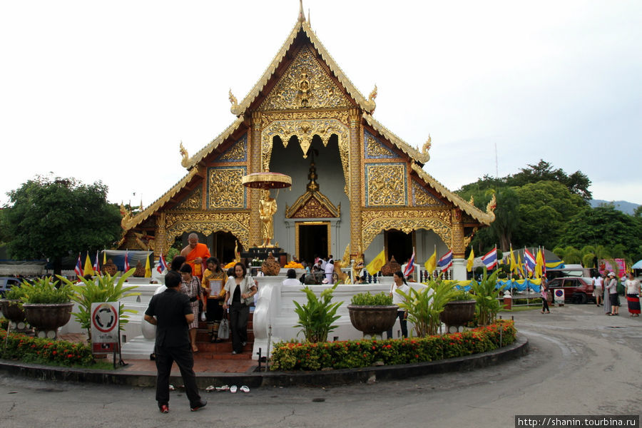 С монахами можно сфотографироваться на фоне храма Чиангмай, Таиланд