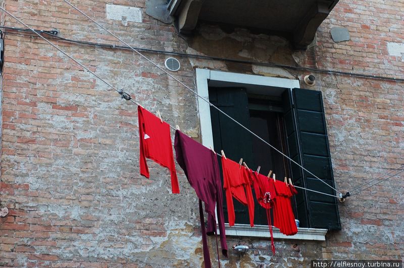Дом роковой красотки. В Венеции посещать роковых красоток гораздо безопаснее, чем в других местах. Выпрыгнул в исподнем из окна третьего этажа — а там не мостовая, а освежающий канал. Венеция, Италия