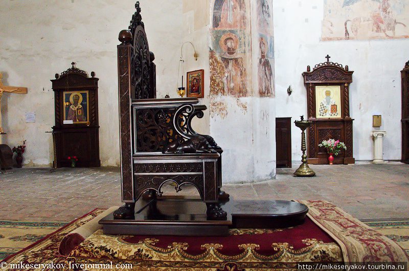 В центре грузинских церквей обычно ставится трон патриарха. Степанцминда, Грузия