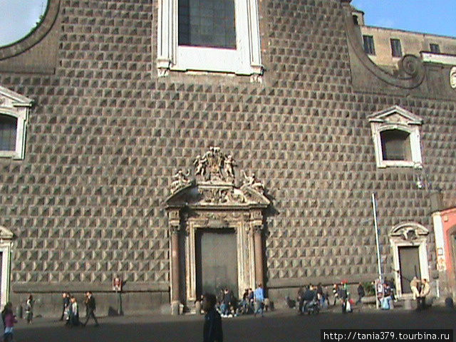 Фасад церкви Джезу Нуово. Неаполь, Италия