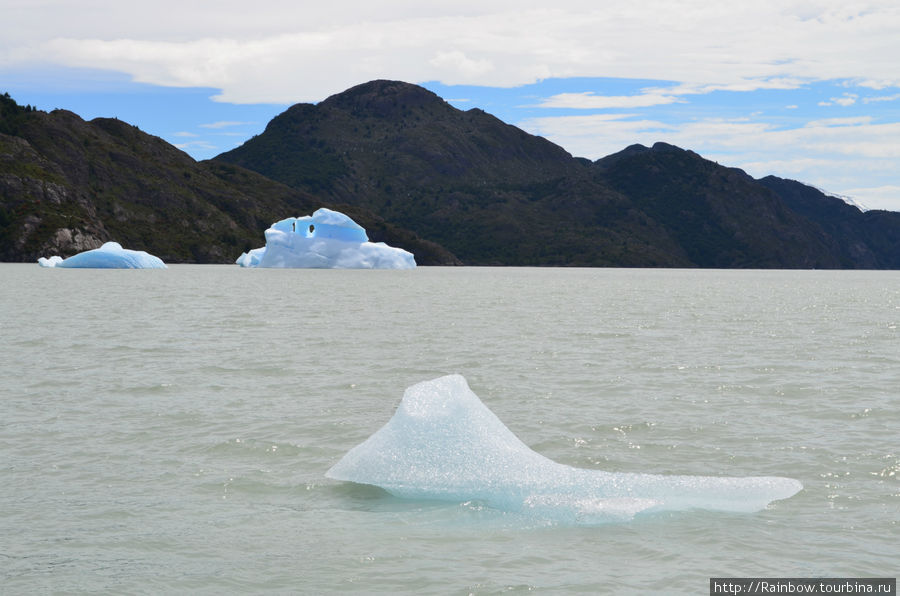 Айсберги медленно таяли, превращаясь в льдины и меняя цвет Национальный парк Торрес-дель-Пайне, Чили