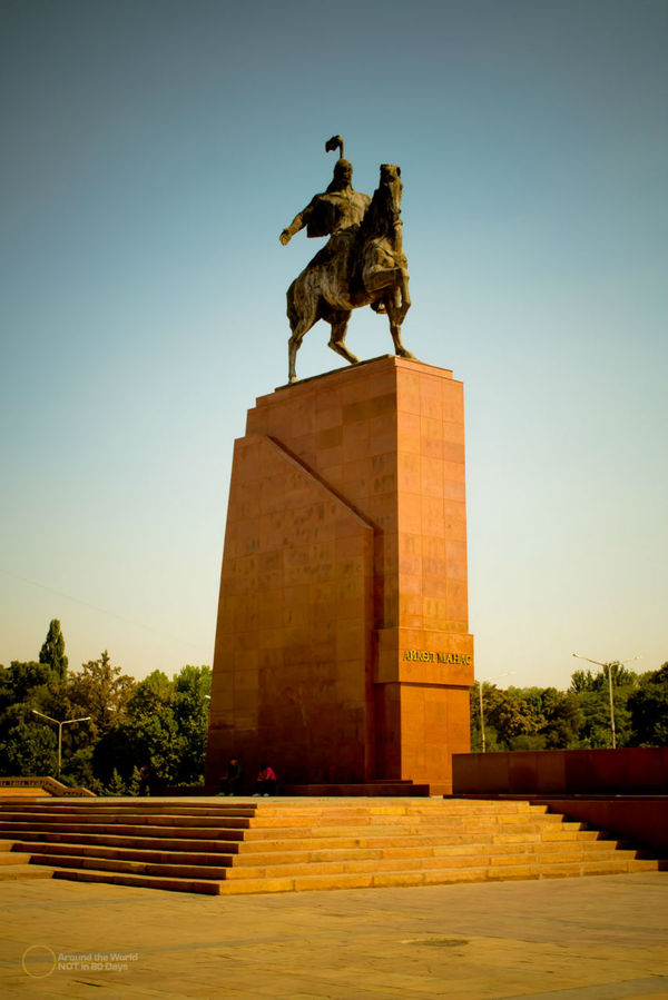 Памятник Манасу. Бишкек, Киргизия
