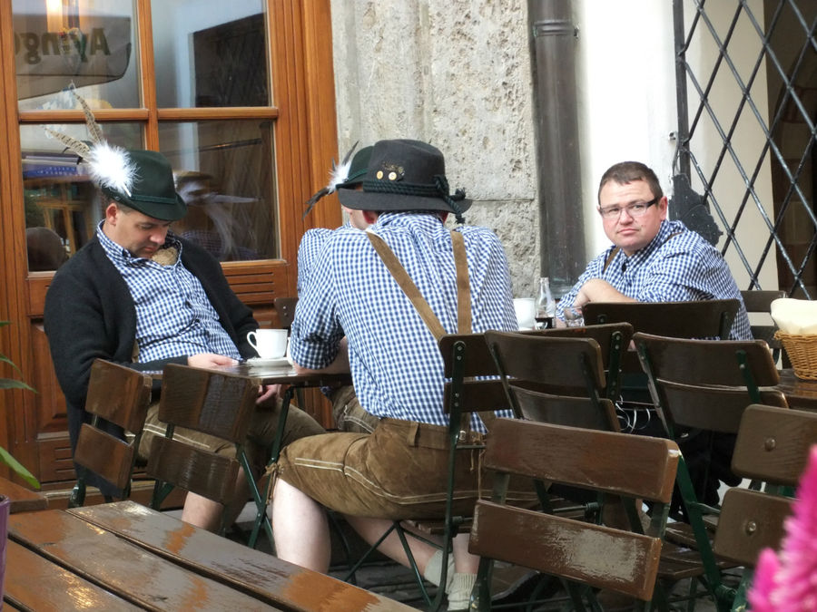 Кто-то уже напраздновался и пьёт кофе. Мюнхен, Германия