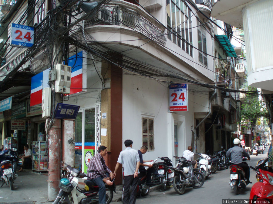 Это улочка NGO HUYEN( 1 — й хостел) — с другой стороны  — ориентир магазин 24 часа. = тут перед ним и сворачивайте направо. Ханой, Вьетнам