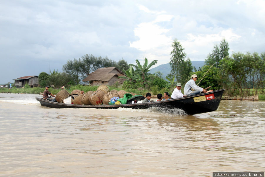 Лодка не роскошь, а средство передвижения Ньяунг-Шве, Мьянма