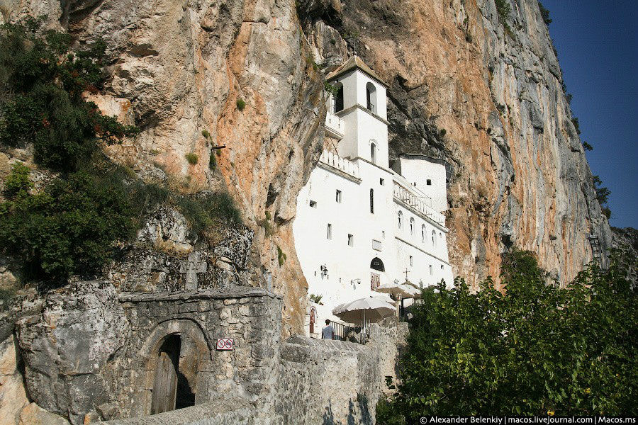 Еще одно культовое место — монастырь Острог. На эту достопримечательность я купился: ну как же: монастырь, выдолбленный в скале! Черногория