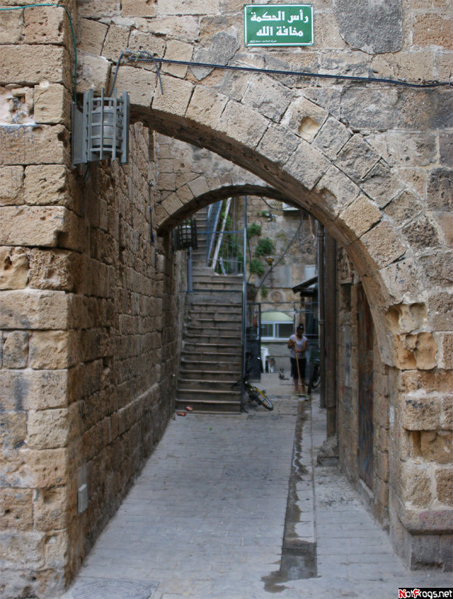 Иногда эти проходы между двориками заставляют забыть о двадцать первом веке Акко, Израиль