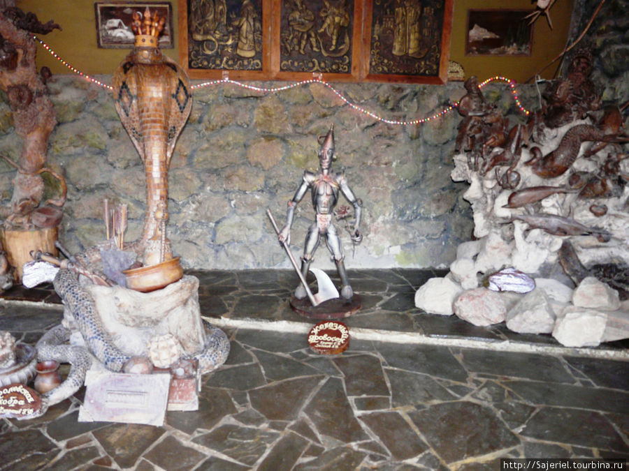 Многочисленные статуи из разных материалов Ялта, Россия