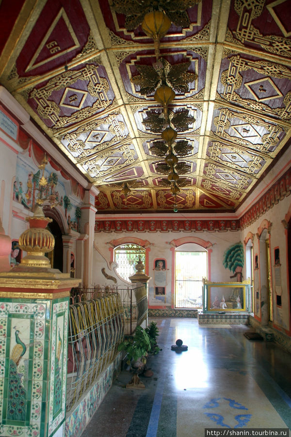 Внутри храма в Тамбудхе Монива, Мьянма