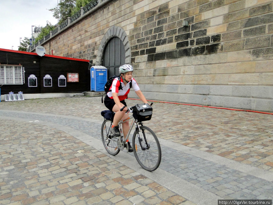 Велосипедисты в основном тренировались вдоль набережной Прага, Чехия