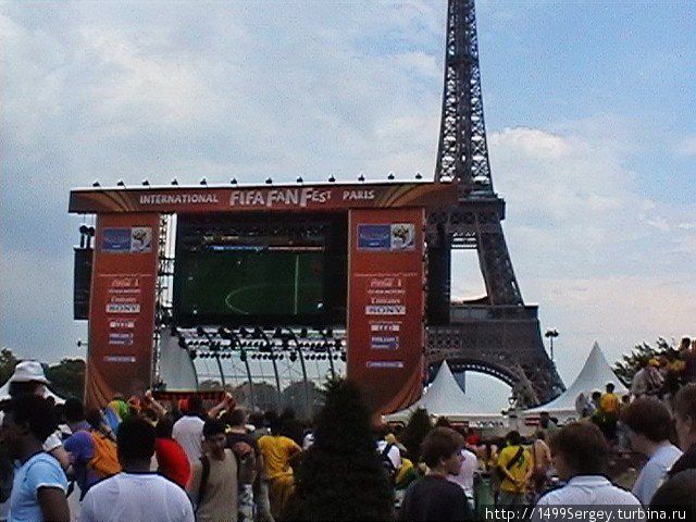 У подножия Эйфелевой башни на чемпионате мира по футболу Париж, Франция