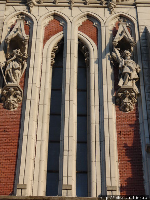 Левая башня, две фигуры Апостолов Киев, Украина