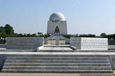 Из достопримечательностей можно отметить Мавзолей, где находится гроб Али Джина, основателя Пакистана. Мухаммад Али Джинн — «отец нации», как его называют в Пакистане.