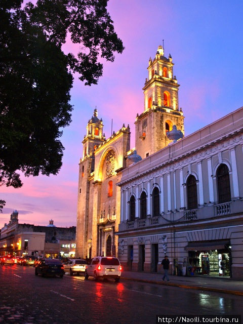 Это самая древняя площадь с собором Мерида, Мексика