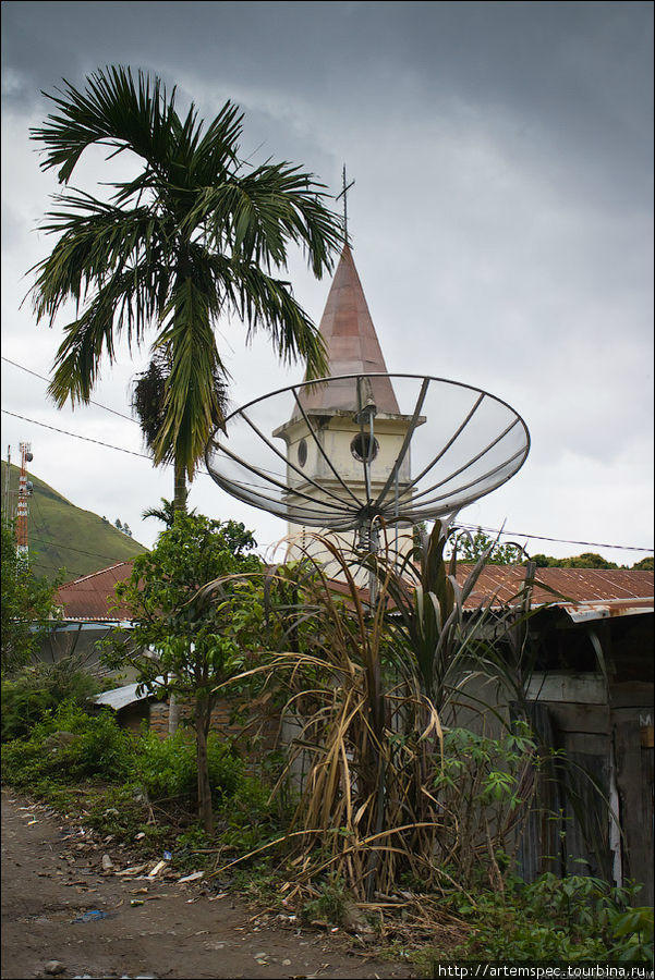 Как и везде на Суматре, в зенит смотрят спутниковые тарелки — неизменной атрибут местной жизни. Суматра, Индонезия