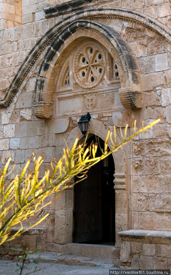 Монастырь в его теперешней форме был основан в XV веке во времена венецианского правления на Кипре.