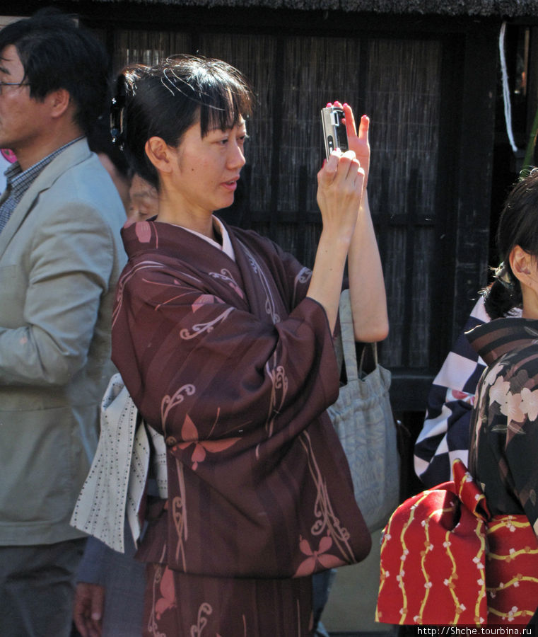 некоторые посетители в честь фестиваля одевают традиционную одежду Такаяма, Япония