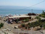На пляже Мёртвого моря. В правой части расположена часть пляжа где располагаются арабы. Ходить туда не желательно.