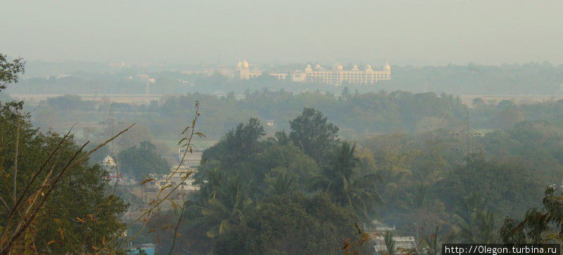 Вид на Майсур с холма, где находится храм Чамунди Майсур, Индия