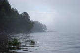 В тумане пейзажи озера выглядят очень загадочно.