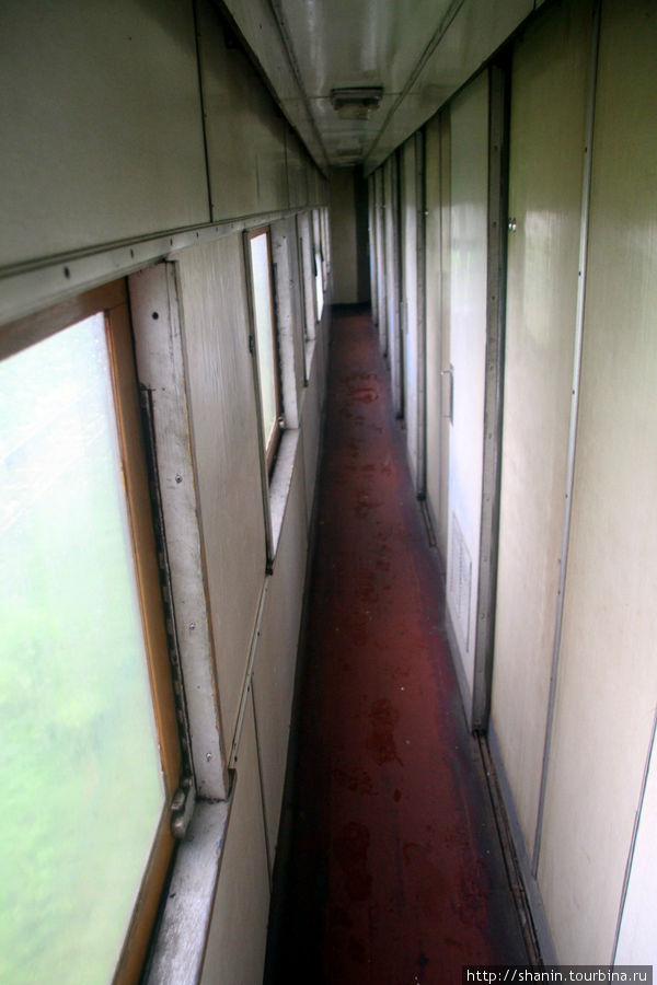 В коридоре купейного вагона Мьянма