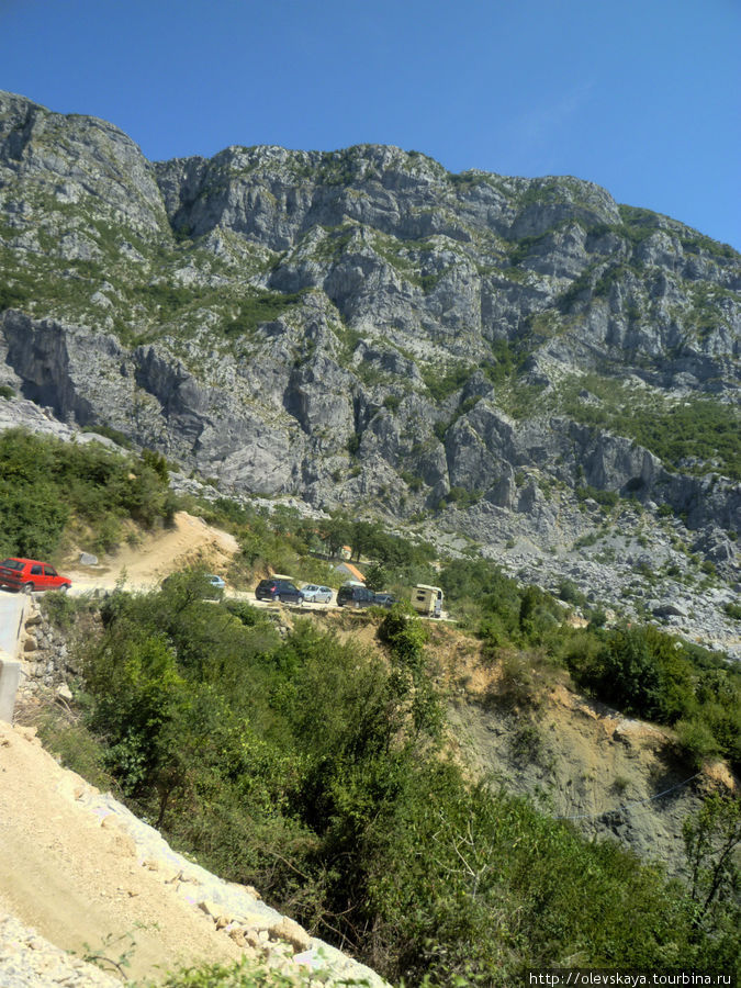 Вон сколько автопаломников едет в Острог, в монастырь Будва, Черногория