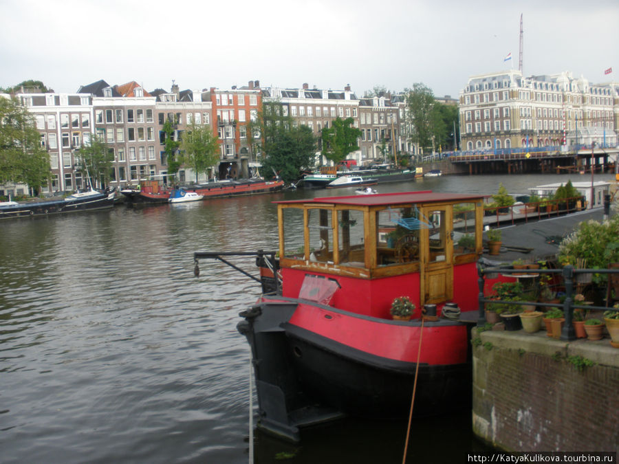 Вот такой вот домик на воде Амстердам, Нидерланды